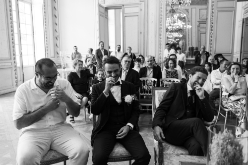 Témoins et marié en plein fou rire à la mairie de Bordeaux