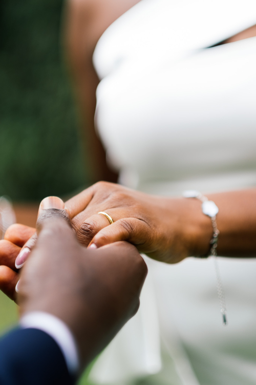 Zoom sur une alliance en or