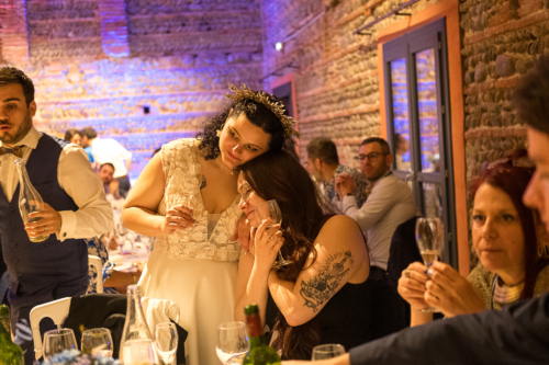 mariée faisant un calin à une amie autour d'un verre