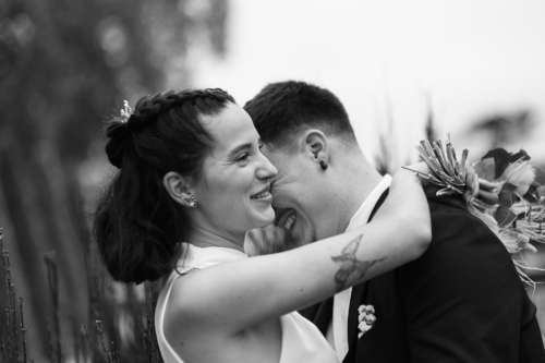 Couple nouvellement marié à la mairie de Talence. Ils s'enlacent en riant aux éclats. Pure émotion
