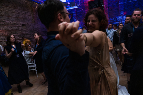 Photo de 2 invités entrain de danser pendant un mariage