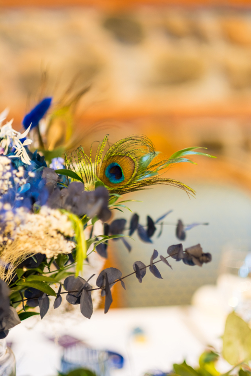 Détail du bouquet de la mariée. C'est une plume de paon