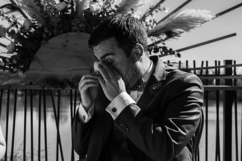 Marié emu pendant la cérémonie laique de son union. Il essuie ses yeux avec un mouchoir