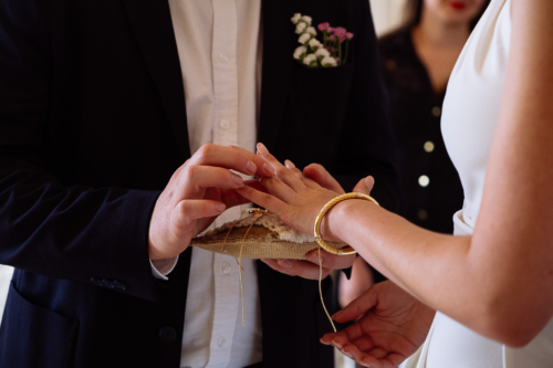Passage de l'alliance au doigt à la mairie de Talence
