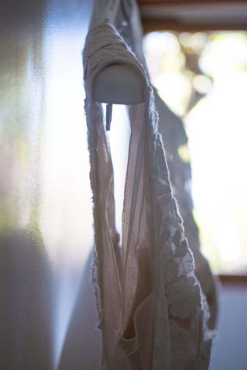 Détail en contrejour de la robe de la future mariée en Occitanie