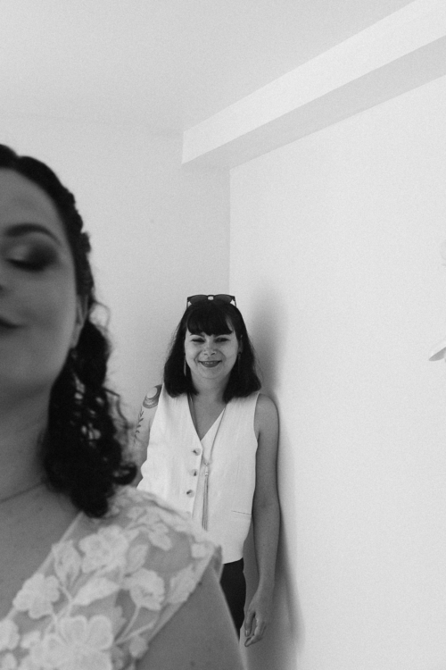 Témoin admirant avec sourire la future mariée dans son dos